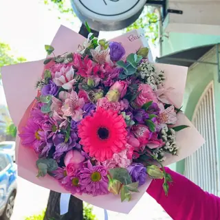 Ramo rosa y violeta de Octubre Rosa