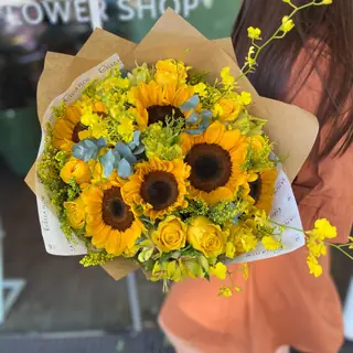 Ramo de rosas con girasoles